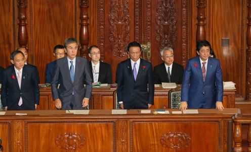 Photograph of the Prime Minister bowing after the vote at the meeting of the plenary session of the House of Representatives (1)