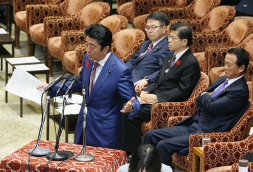 Photograph of the Prime Minister answering questions at the meeting of the Budget Committee of the House of Representatives (1)