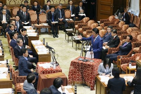 Photograph of the Prime Minister answering questions at the meeting of the Budget Committee of the House of Representatives (2)