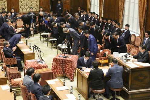 Photograph of the Prime Minister bowing after the vote at the meeting of the Budget Committee of the House of Representatives