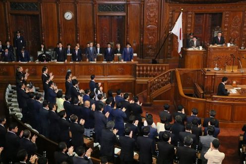 Photograph of the Prime Minister bowing after the vote at the meeting of the plenary session of the House of Representatives (2)