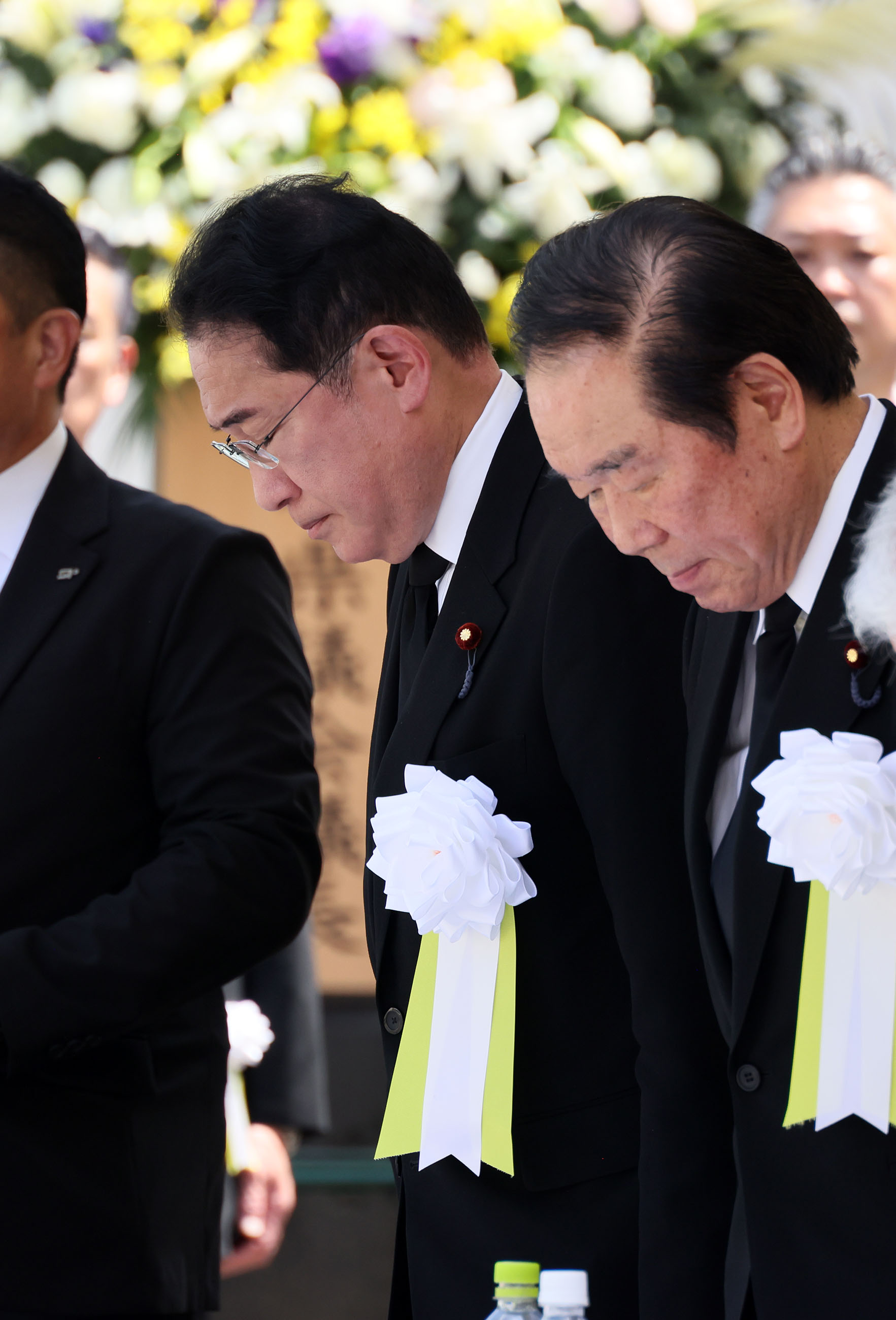 Prime Minister Kishida offering a silent prayer (1)