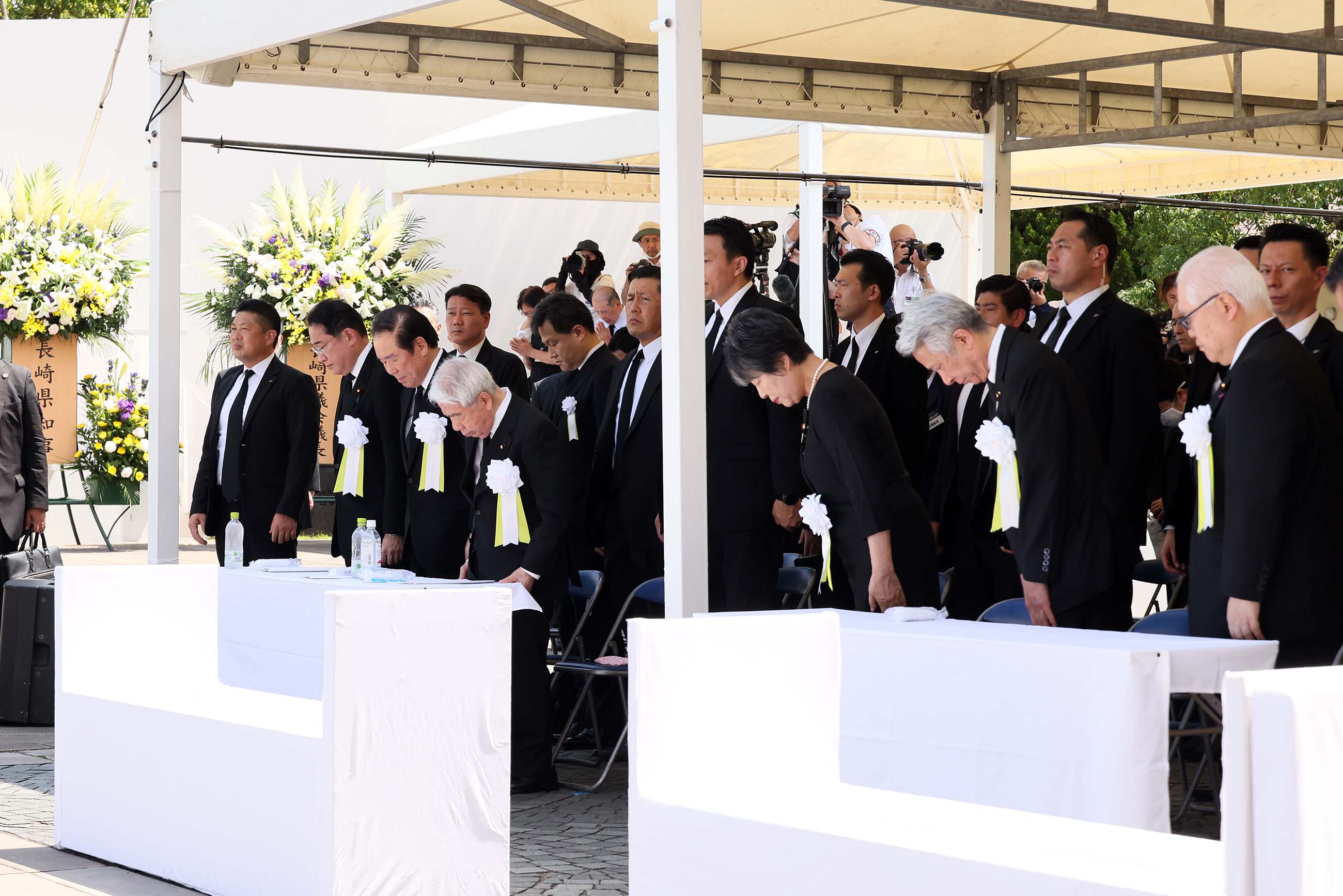 Prime Minister Kishida offering a silent prayer (2)