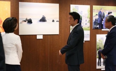Photograph of the Prime Minister viewing the photographs (1)
