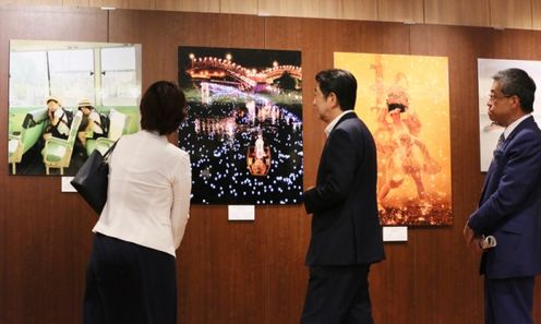 Photograph of the Prime Minister viewing the photographs (2)