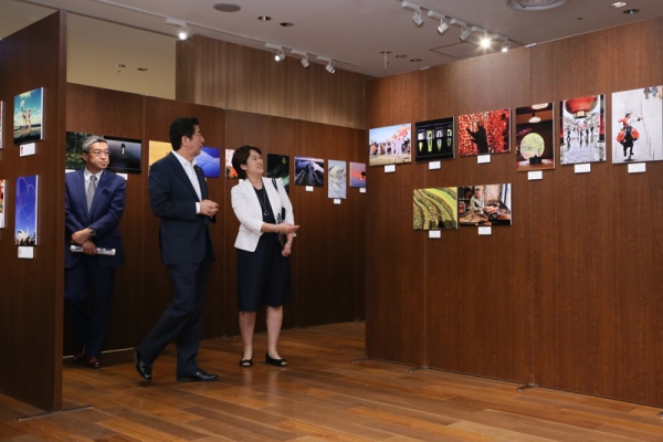 Photograph of the Prime Minister viewing the photographs (3)