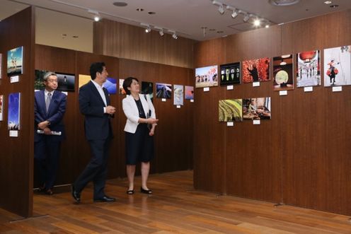 Photograph of the Prime Minister viewing the photographs (3)