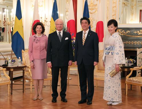 Photograph of the commemorative photograph session