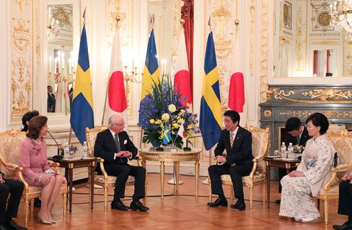 Photograph of the Prime Minister and Mrs. Abe meeting with the King and Queen of Sweden