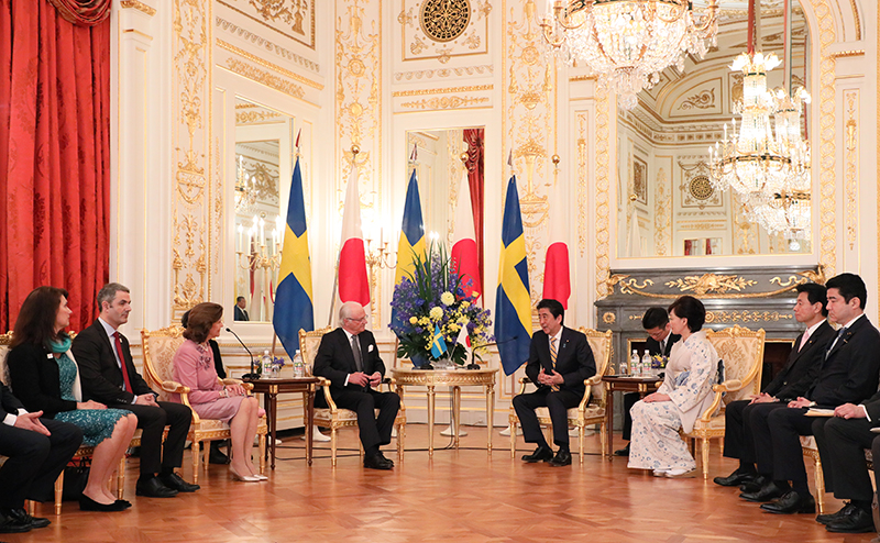 Photograph of the Prime Minister and Mrs. Abe meeting with the King and Queen of Sweden