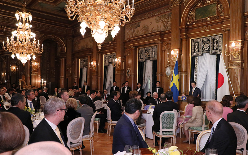 Photograph of the Prime Minister delivering an address at the banquet hosted by Prime Minister Abe and Mrs. Abe