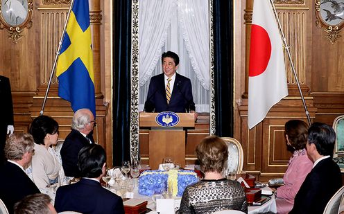 Photograph of the Prime Minister delivering an address at the banquet hosted by Prime Minister Abe and Mrs. Abe