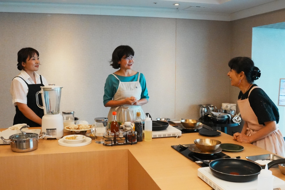 Mrs. Ishiba taking part in a Korean culinary culture experience (1)