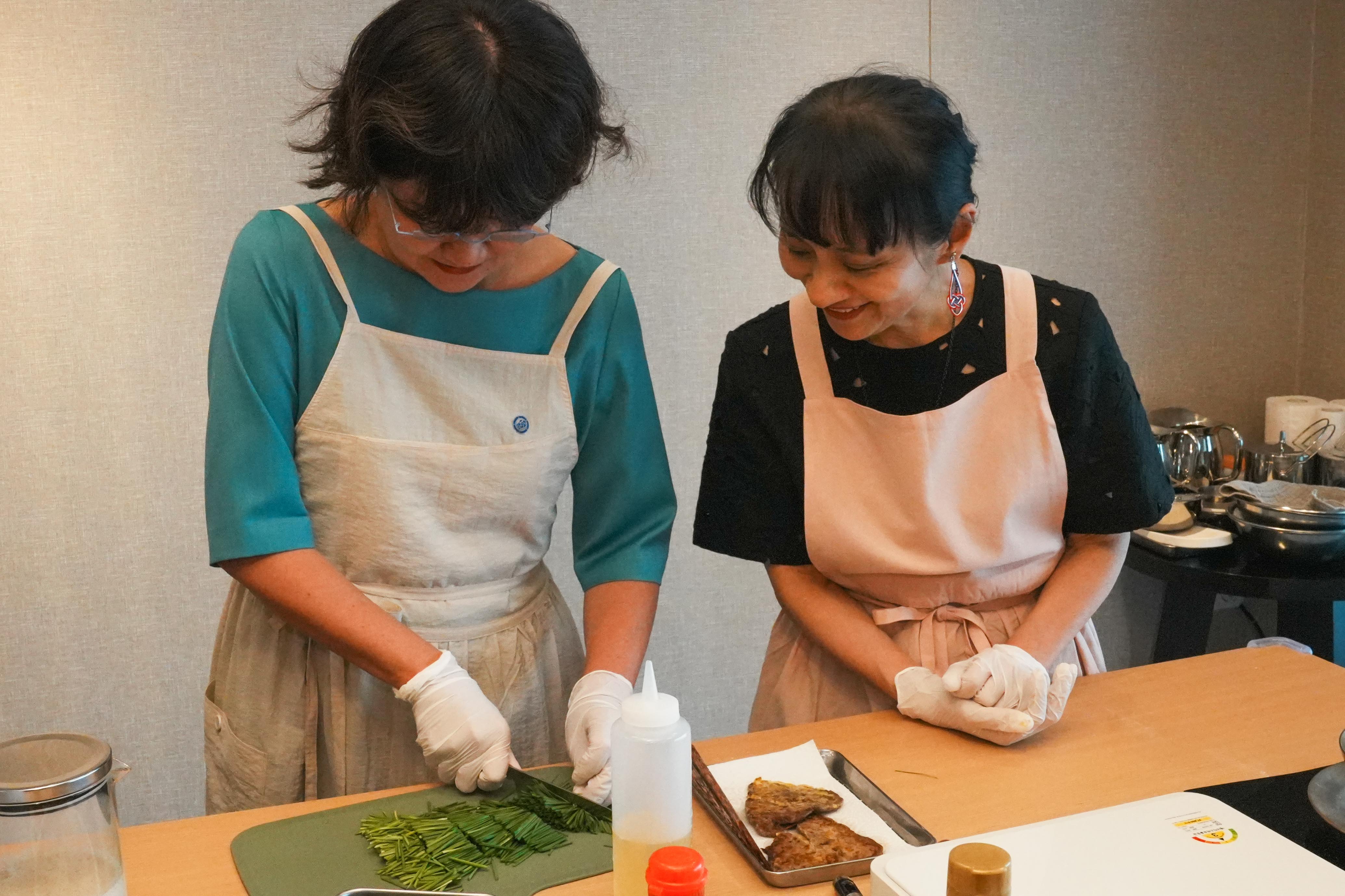Mrs. Ishiba taking part in a Korean culinary culture experience (2)