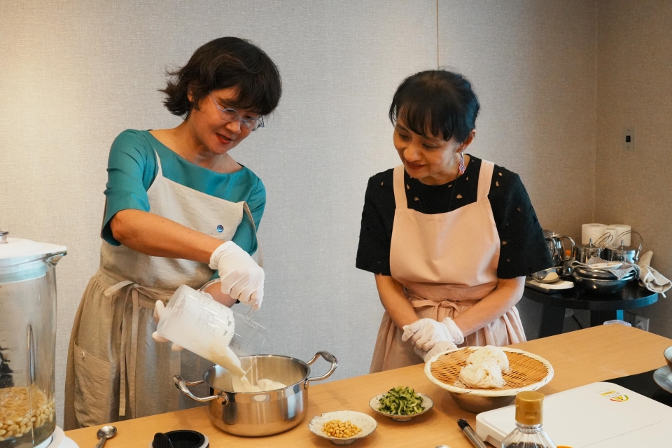 Mrs. Ishiba taking part in a Korean culinary culture experience (3)