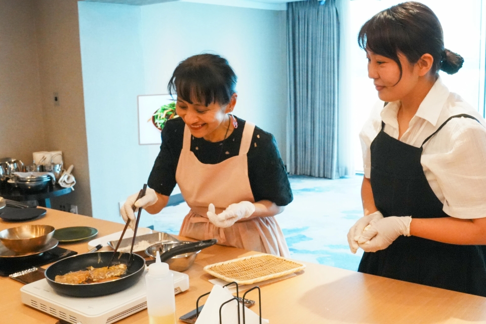 Mrs. Ishiba taking part in a Korean culinary culture experience (4)
