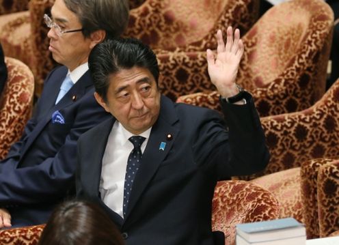 Photograph of the Prime Minister raising his hand to answer a question