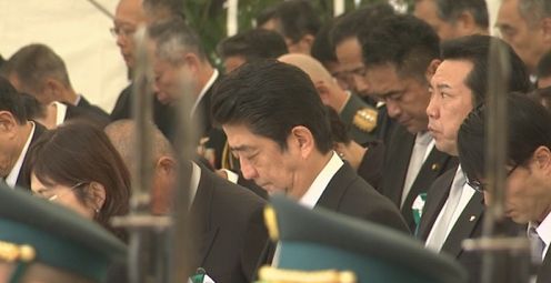 Photograph of the Prime Minister attending the Memorial Service (1)