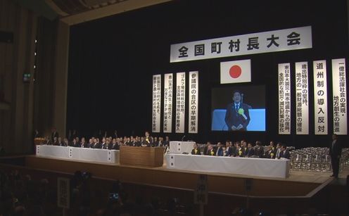 Photograph of the Prime Minister delivering an address (2)