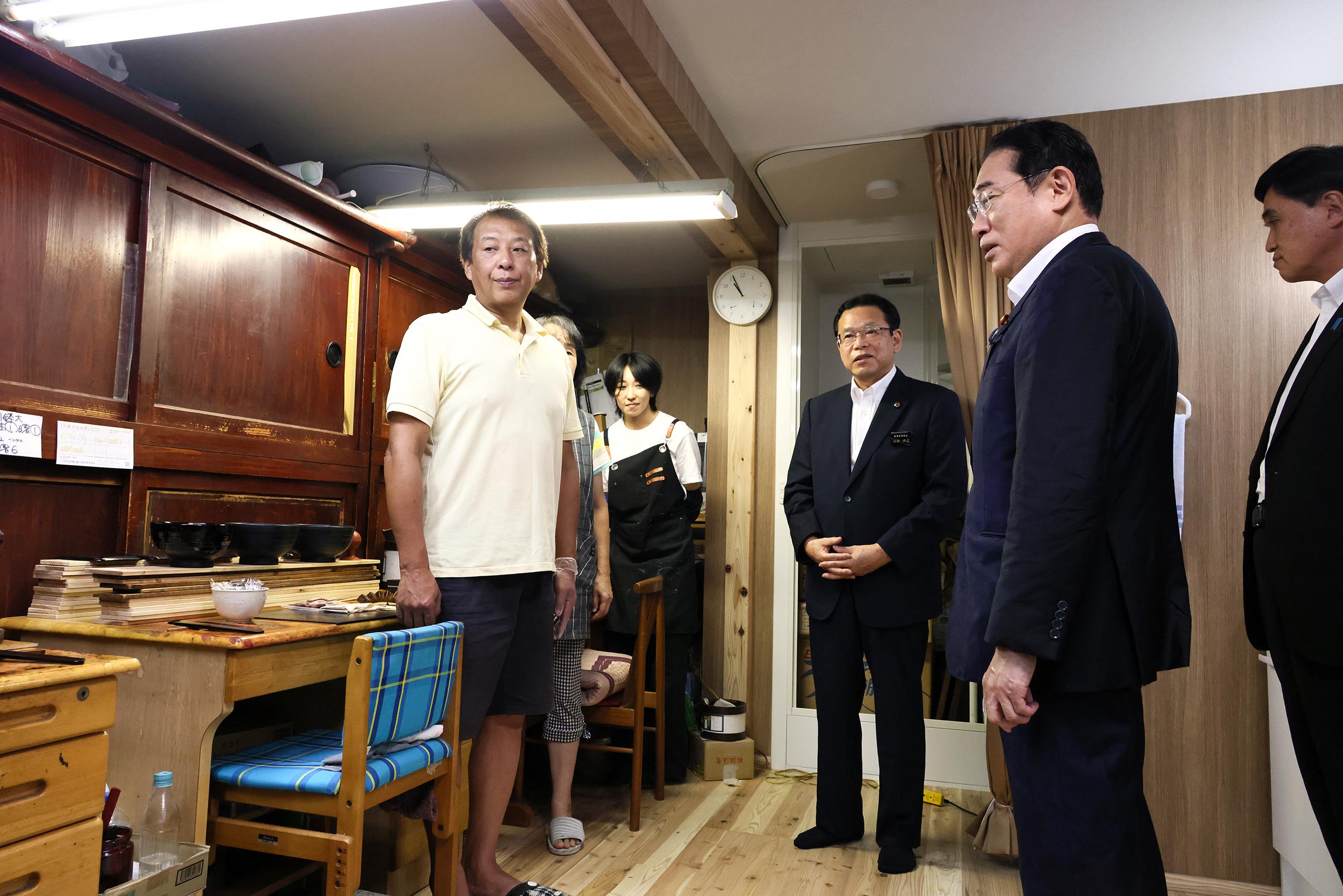 Prime Minister Kishida visiting a temporary workshop for Wajima Lacquer (1)