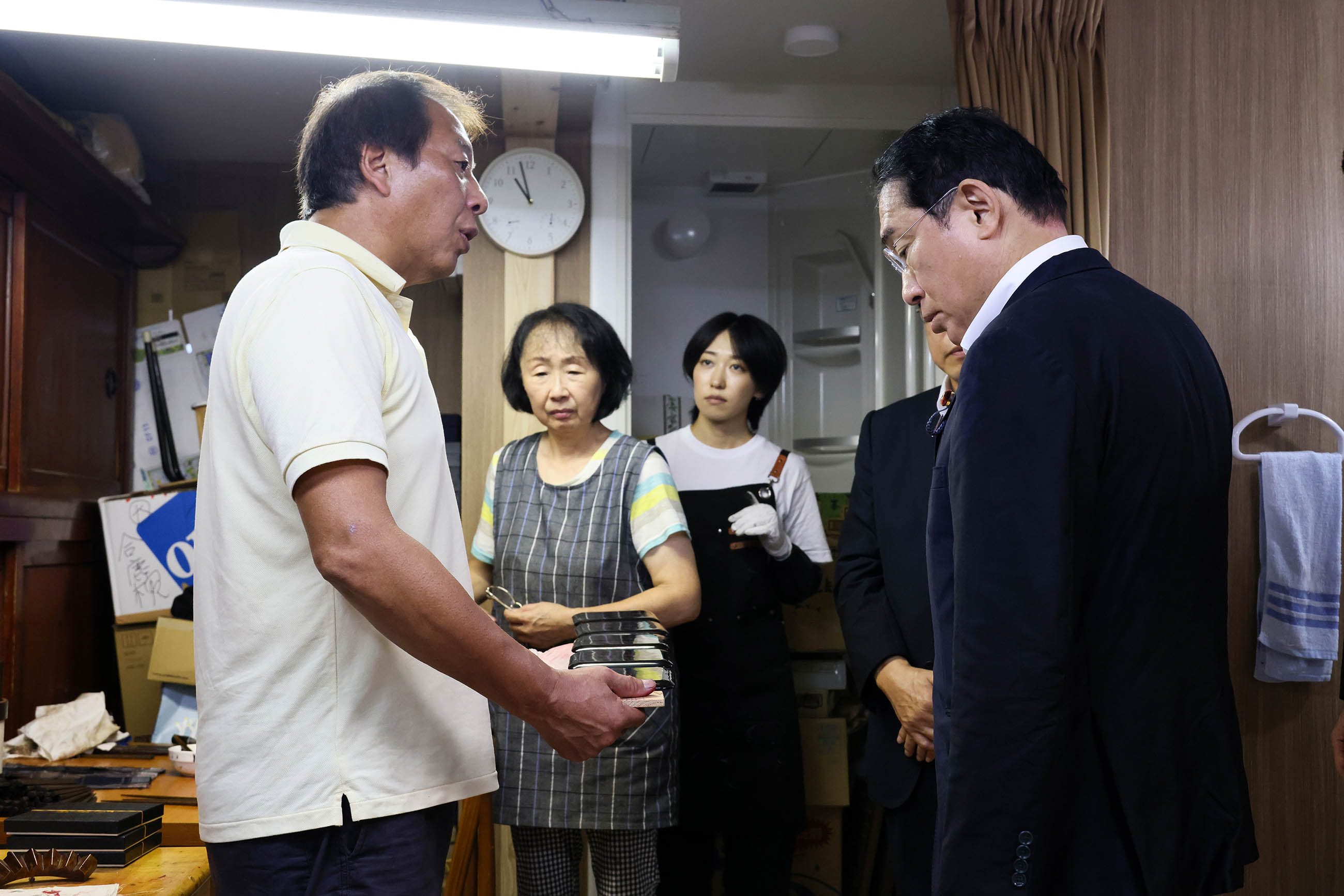 Prime Minister Kishida visiting a temporary workshop for Wajima Lacquer (2)