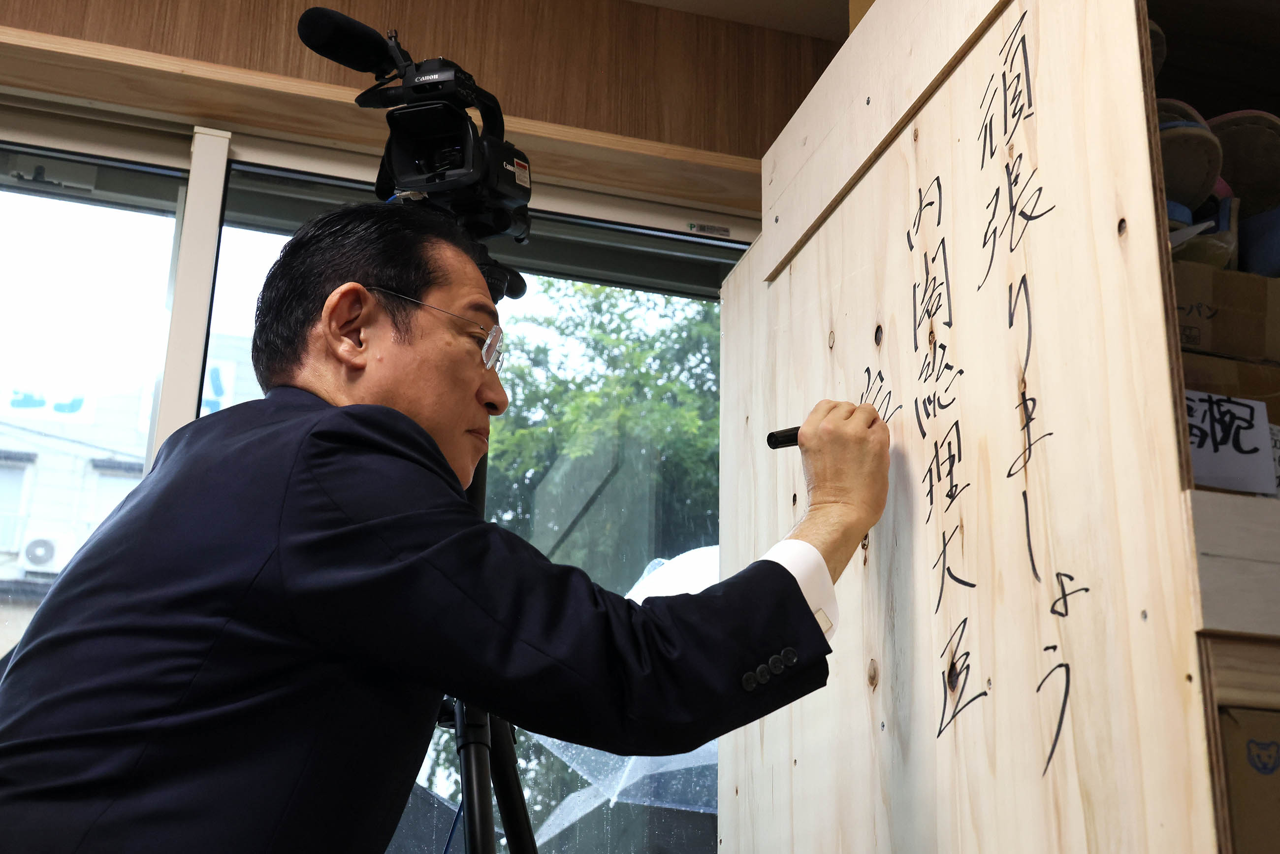 Prime Minister Kishida visiting a temporary workshop for Wajima Lacquer (3)