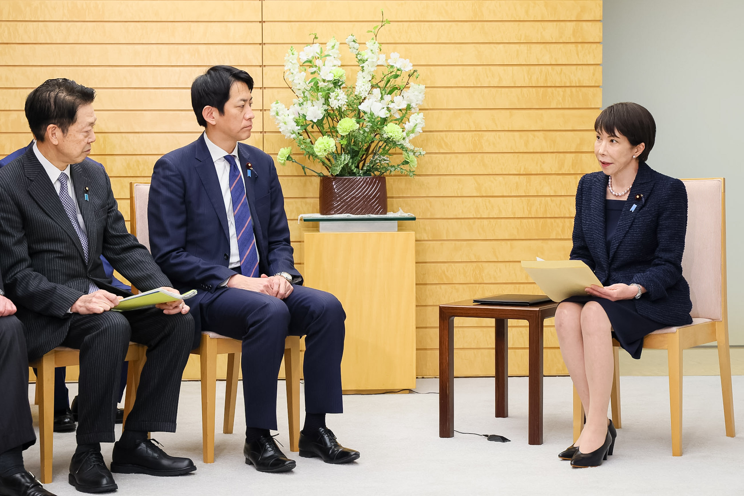 Prime Minister Takaichi receiving a proposal (2)