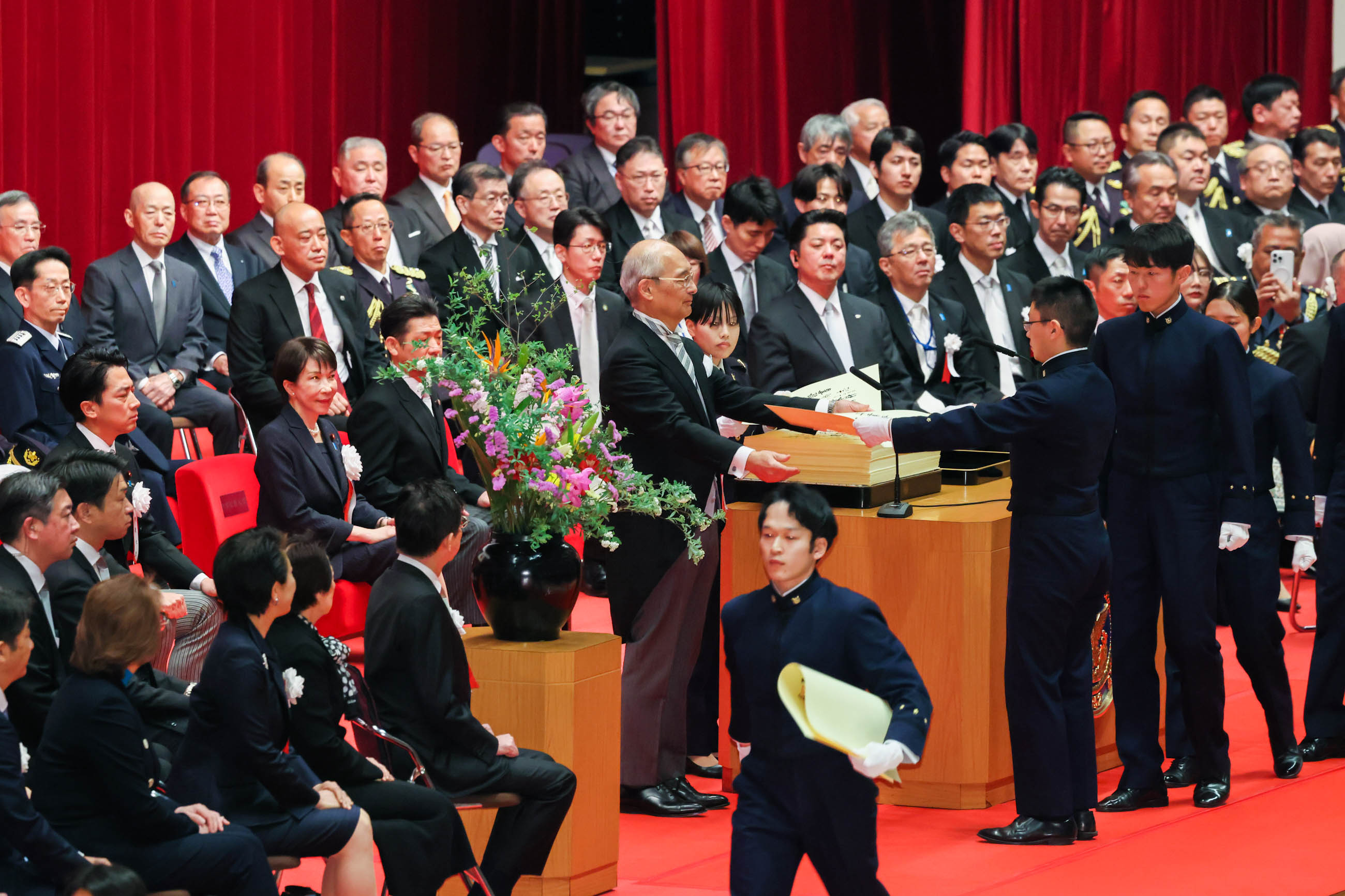Prime Minister Takaichi observing the Presentation of Diplomas (2)