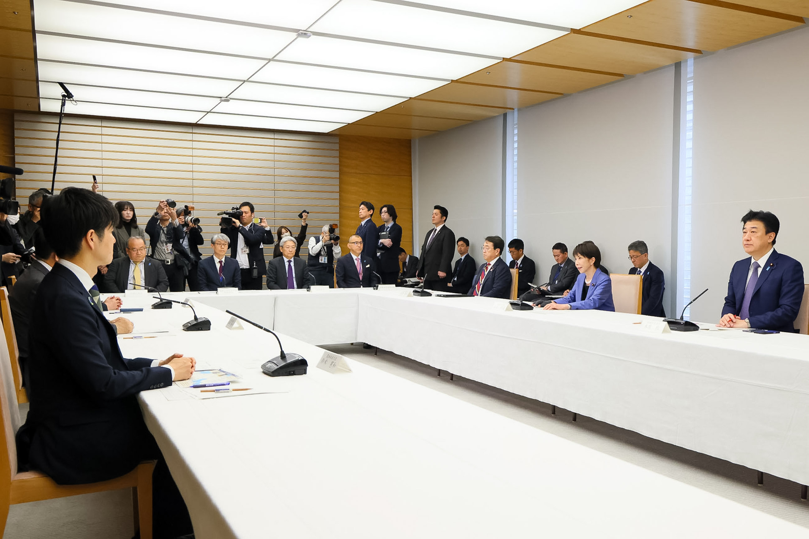 Prime Minister Takaichi wrapping up the meeting (2)