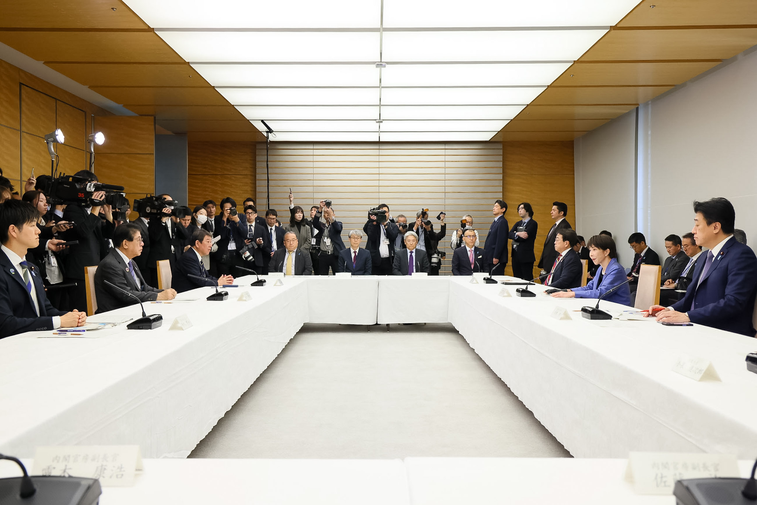 Prime Minister Takaichi wrapping up the meeting (3)