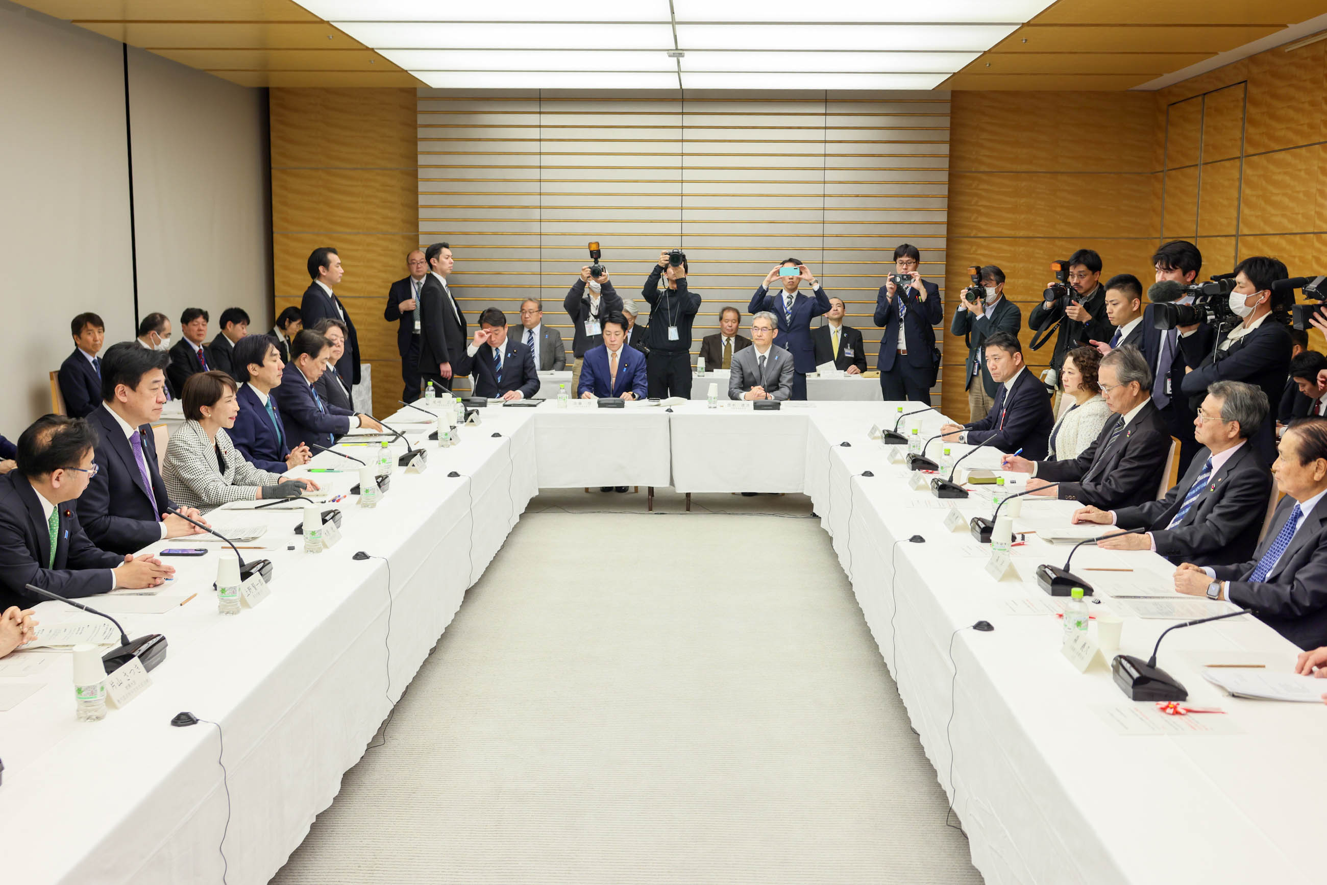 Prime Minister Takaichi wrapping up the meeting (2)