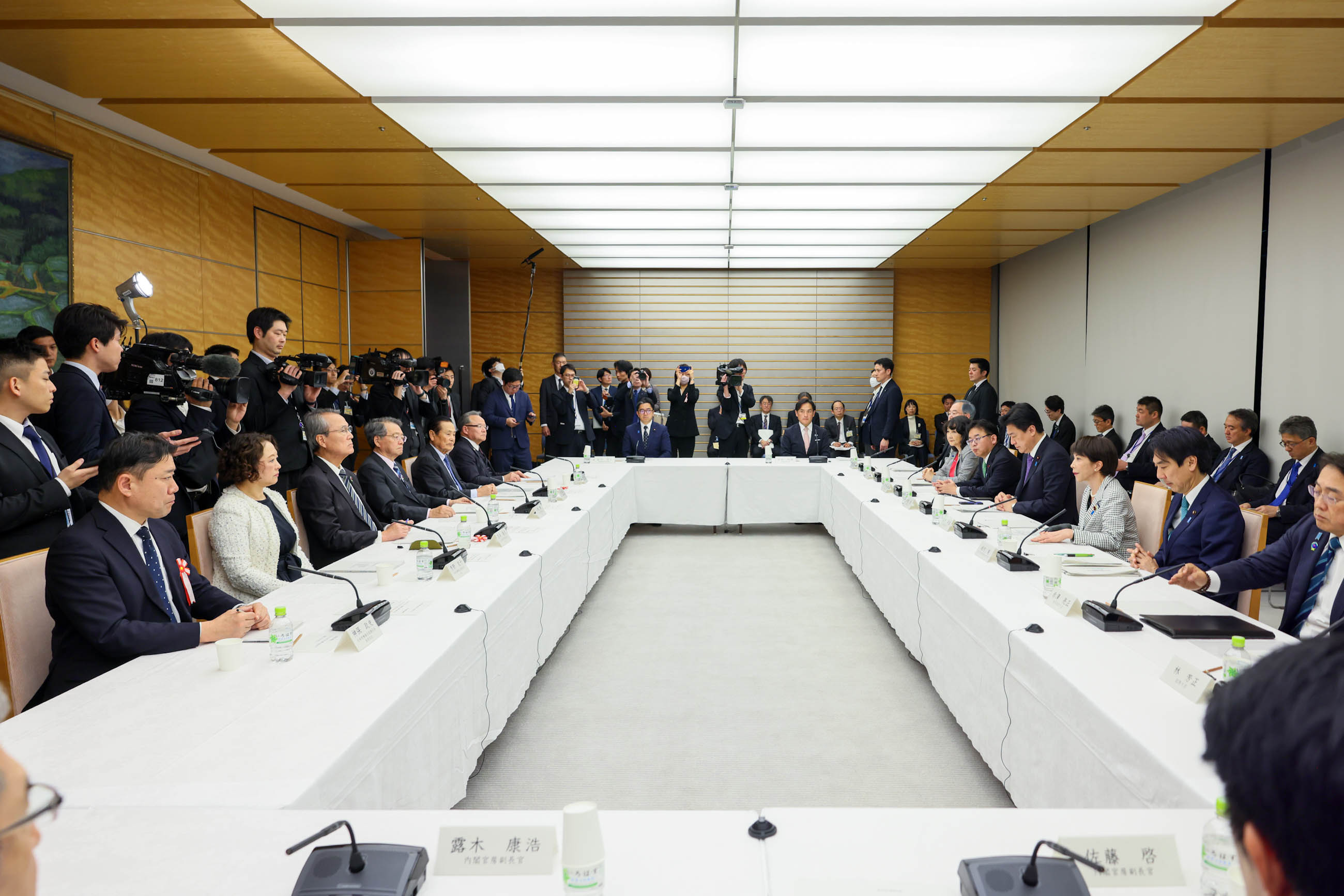 Prime Minister Takaichi wrapping up the meeting (3)
