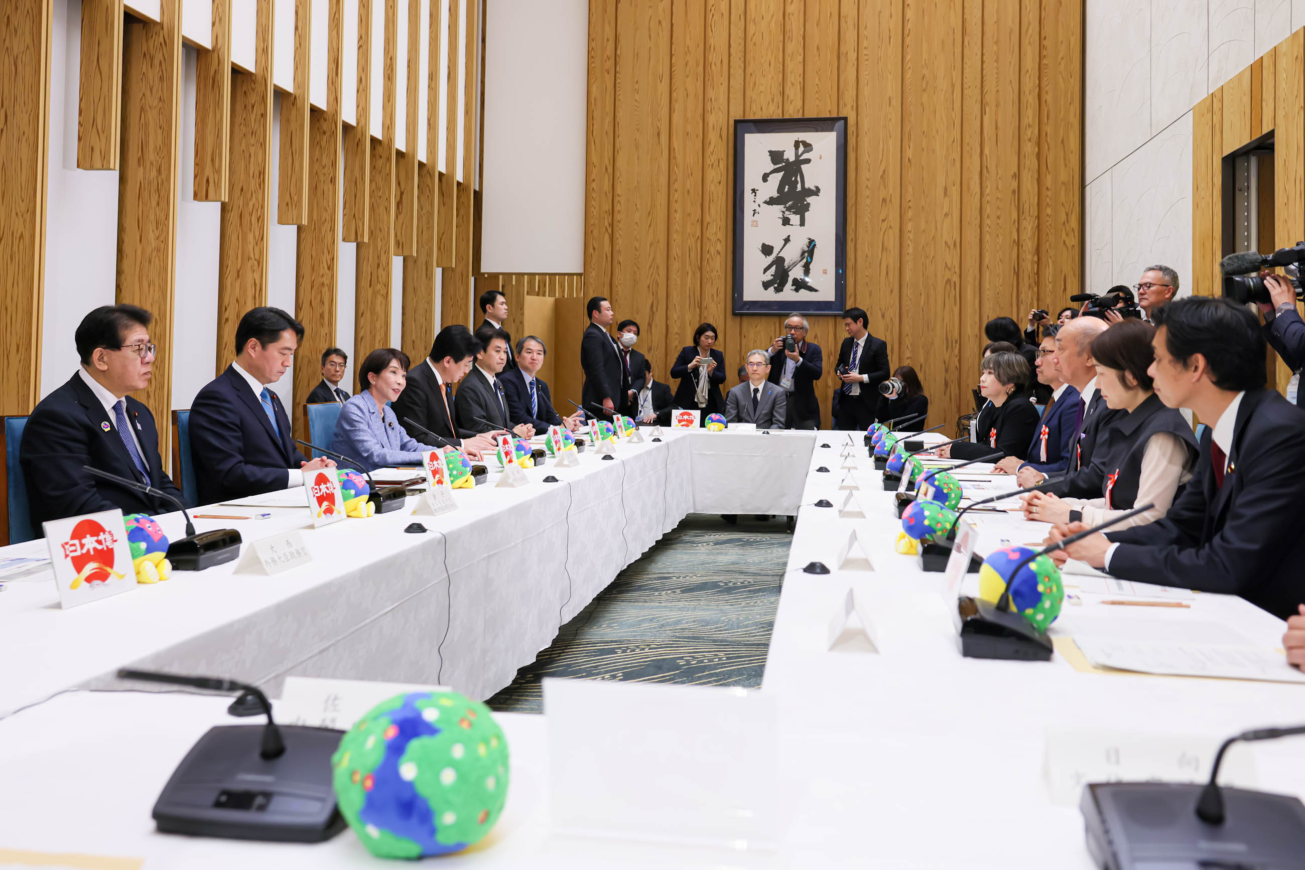 Prime Minister Takaichi wrapping up the meeting (2)