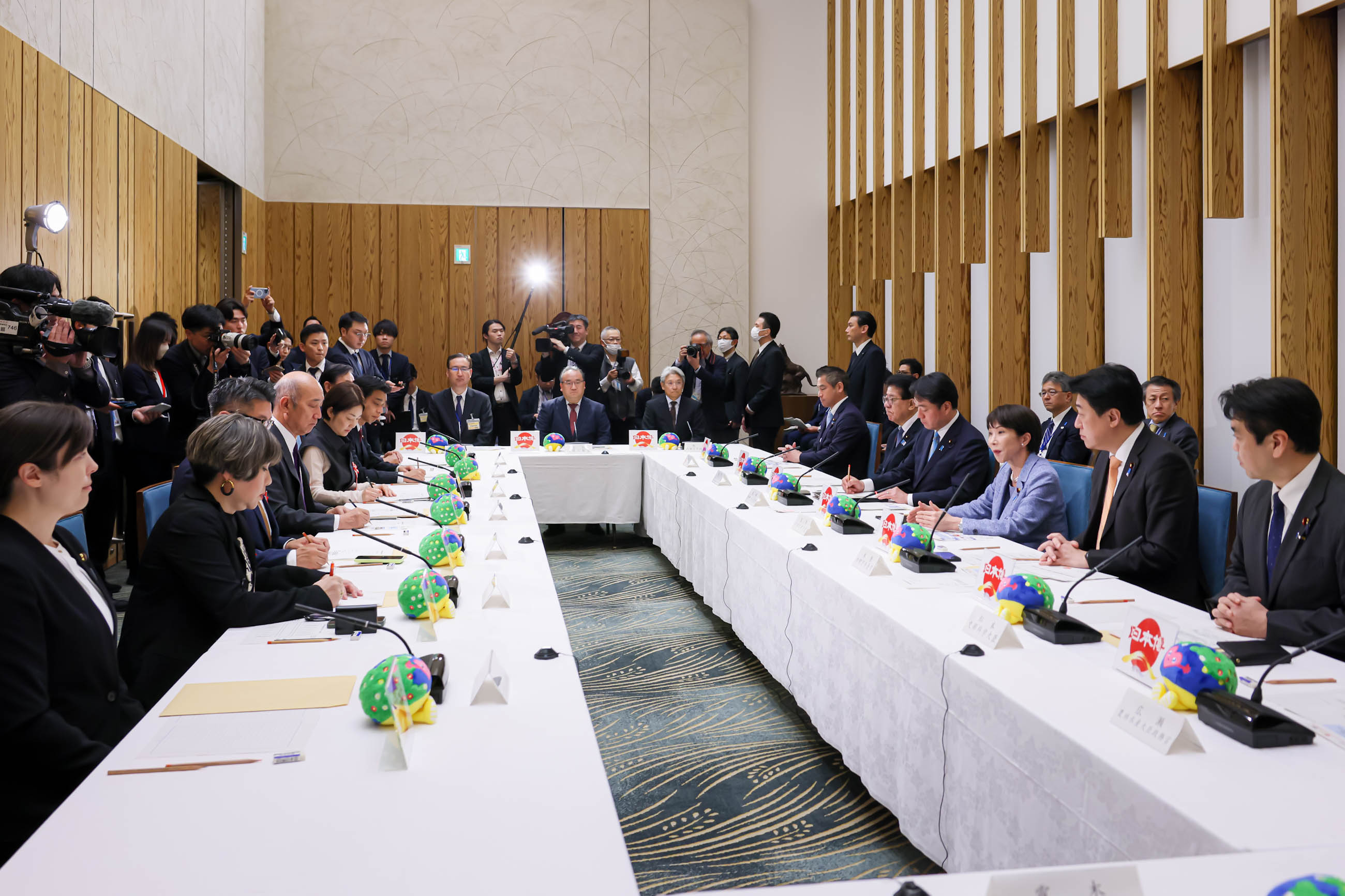 Prime Minister Takaichi wrapping up the meeting (3)