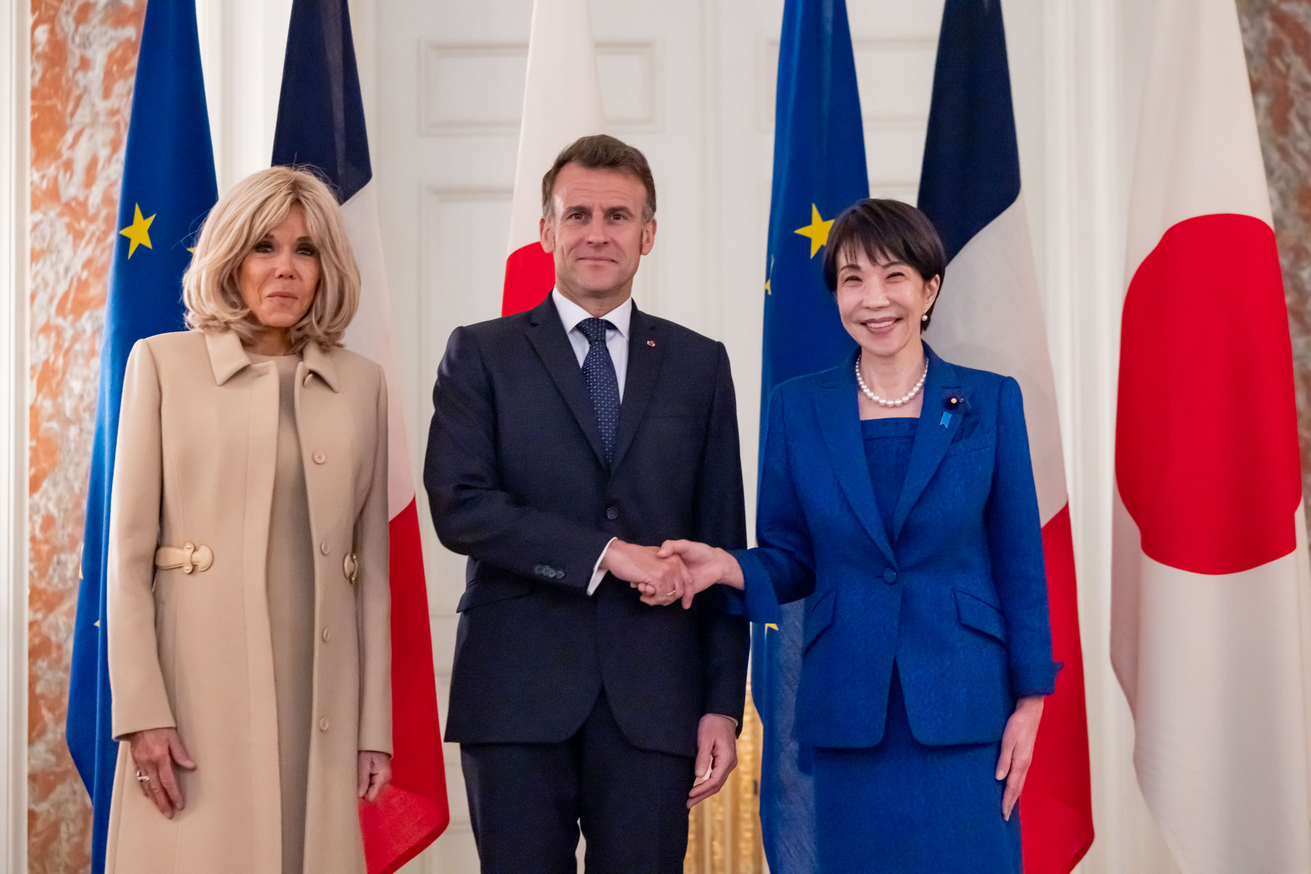 Prime Minister Takaichi welcoming President Macron and Mrs. Macron (1)