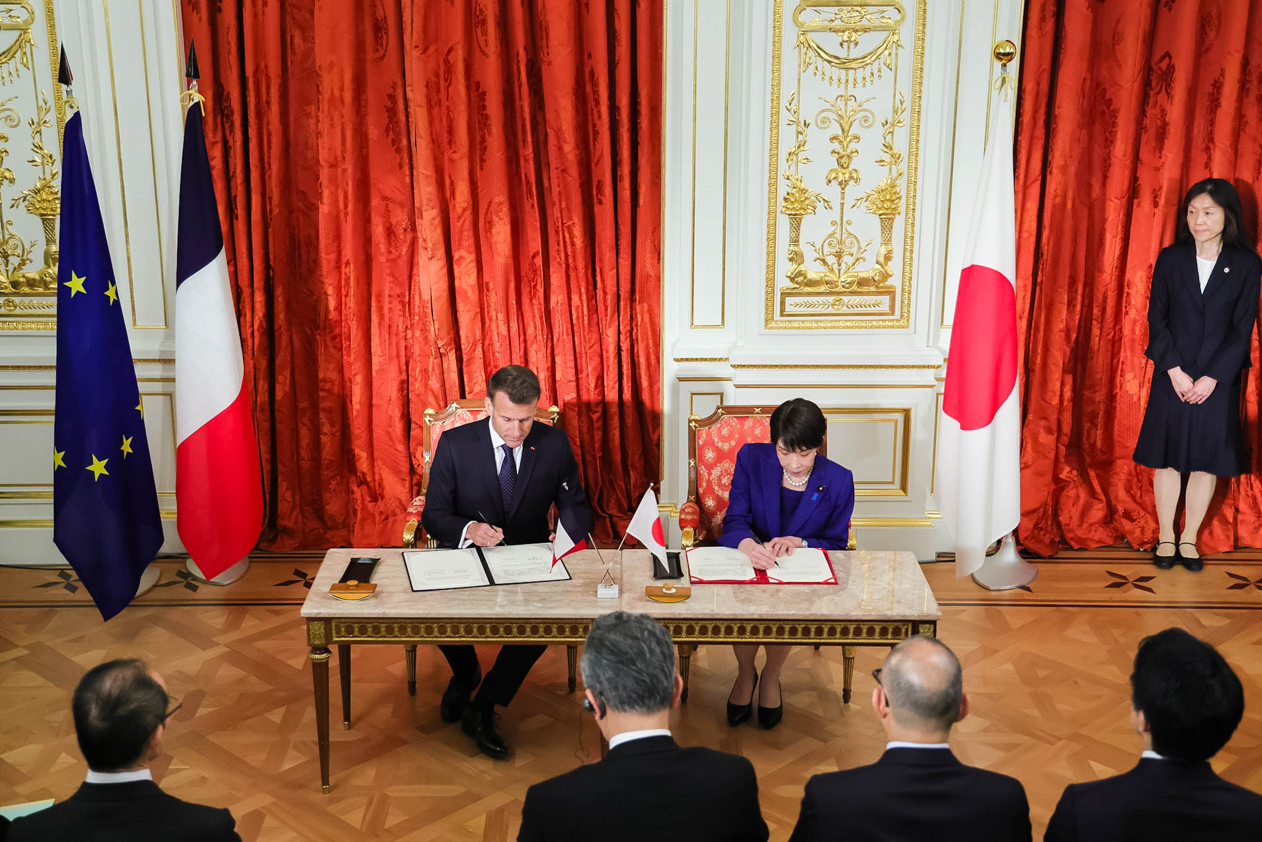 Signing ceremony (1)