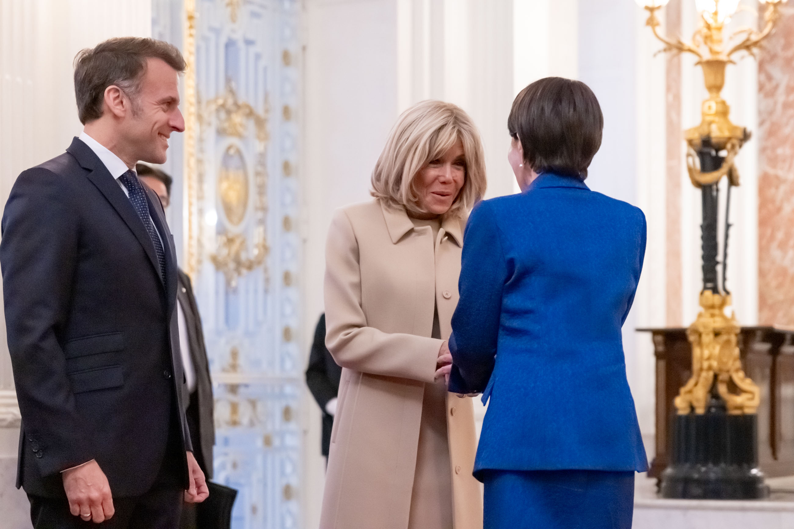 Prime Minister Takaichi welcoming President Macron and Mrs. Macron (3)