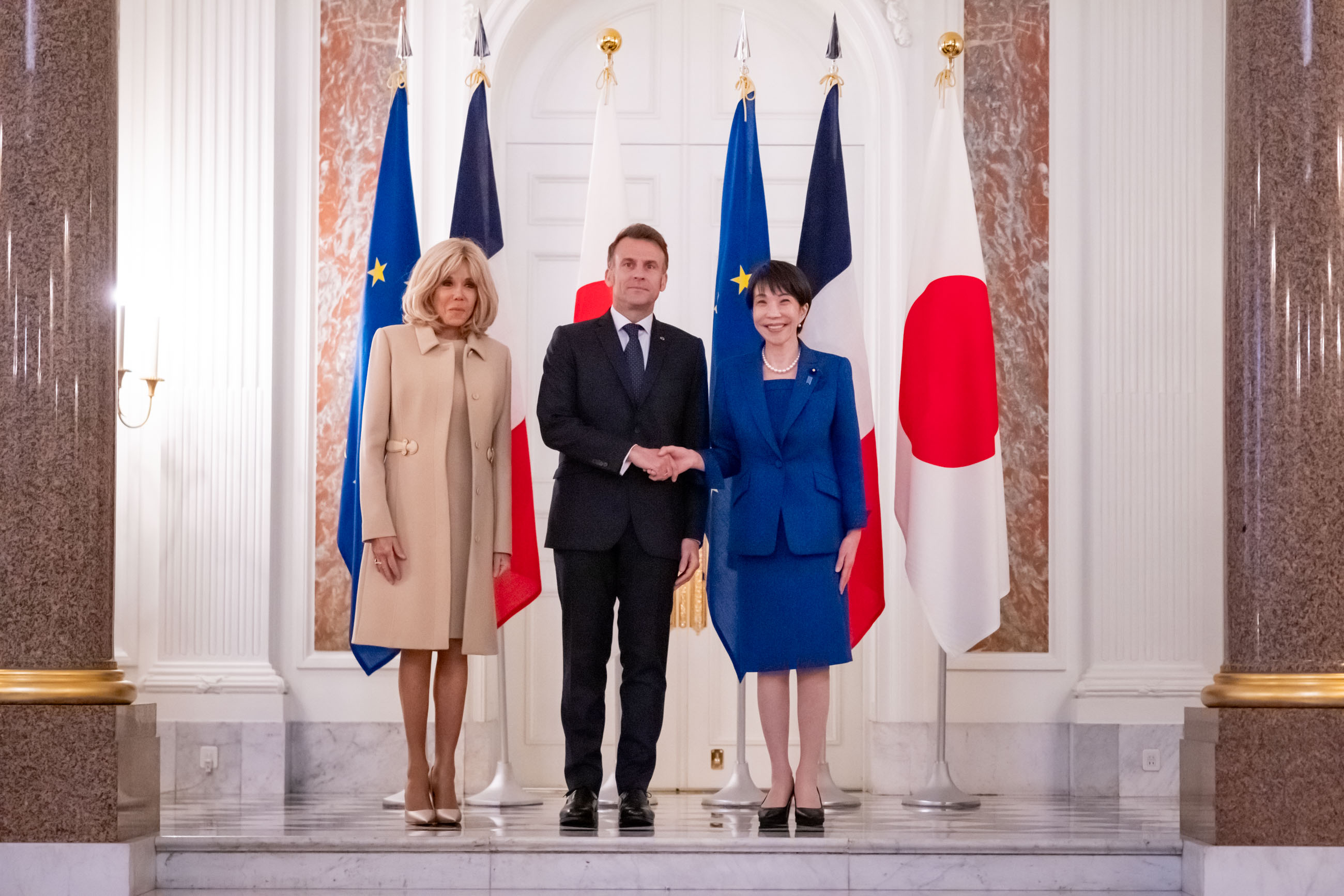 Prime Minister Takaichi welcoming President Macron and Mrs. Macron (4)