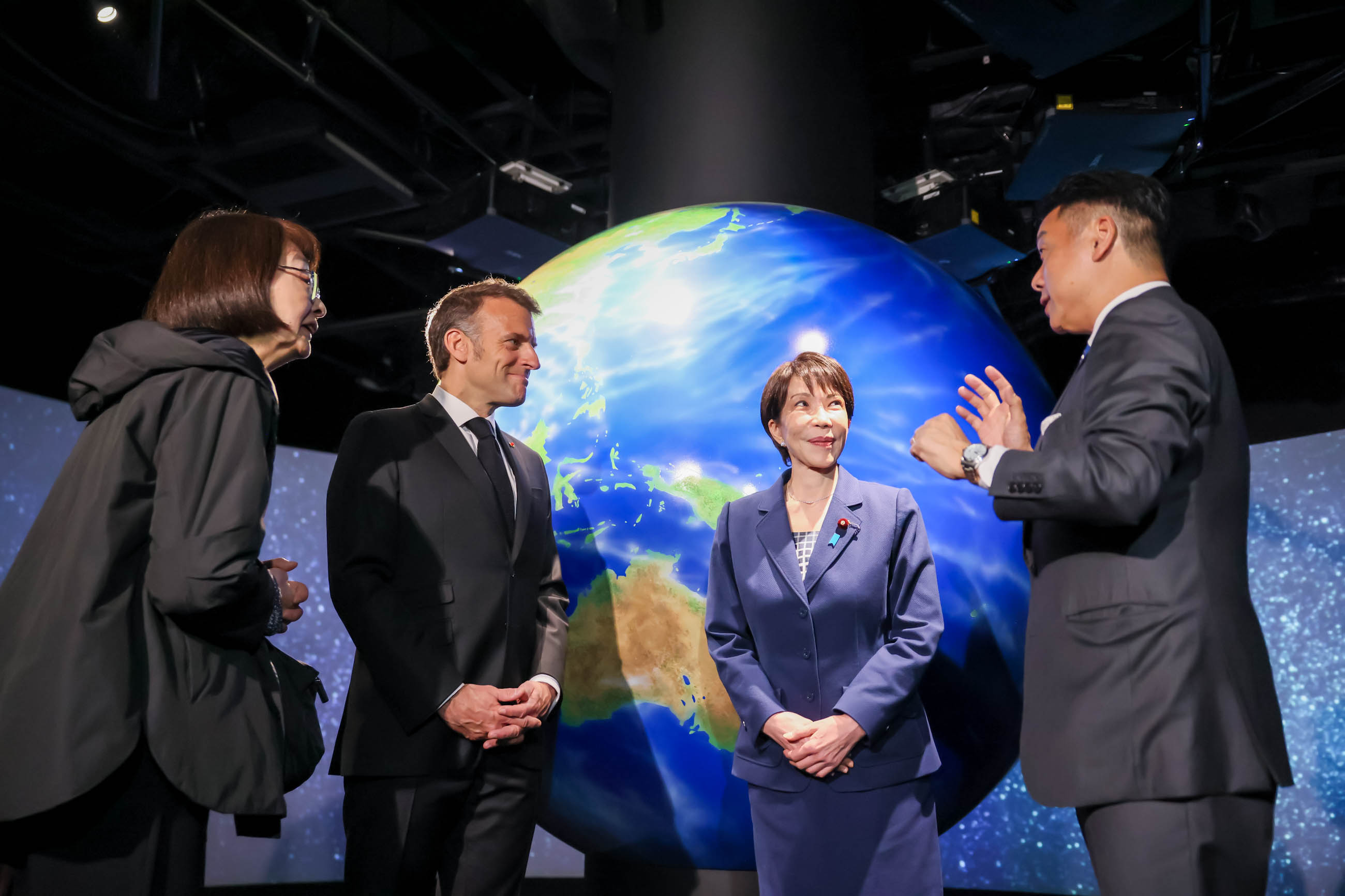 The two leaders observing the facilities (1)