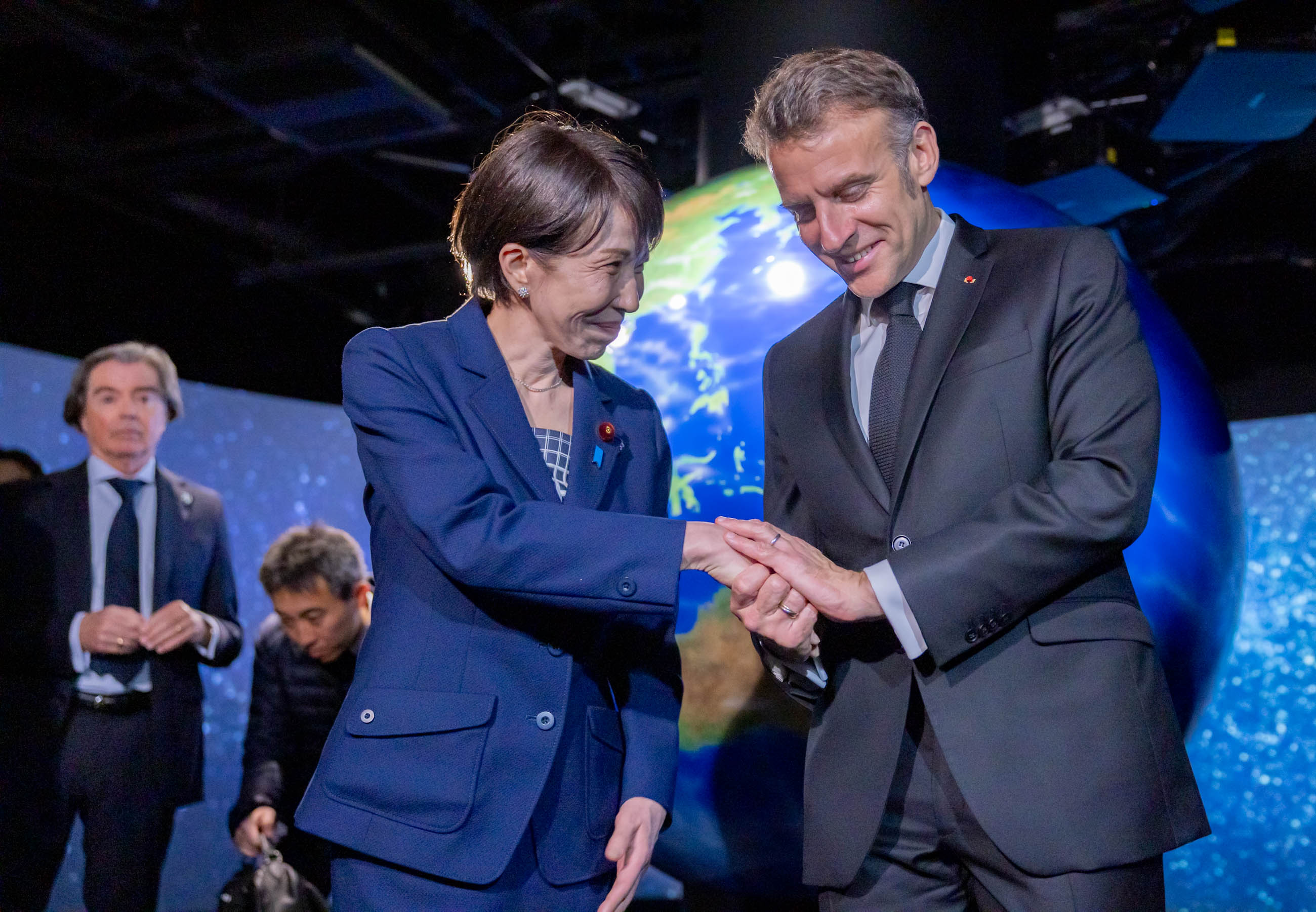 The two leaders observing the facilities (9)