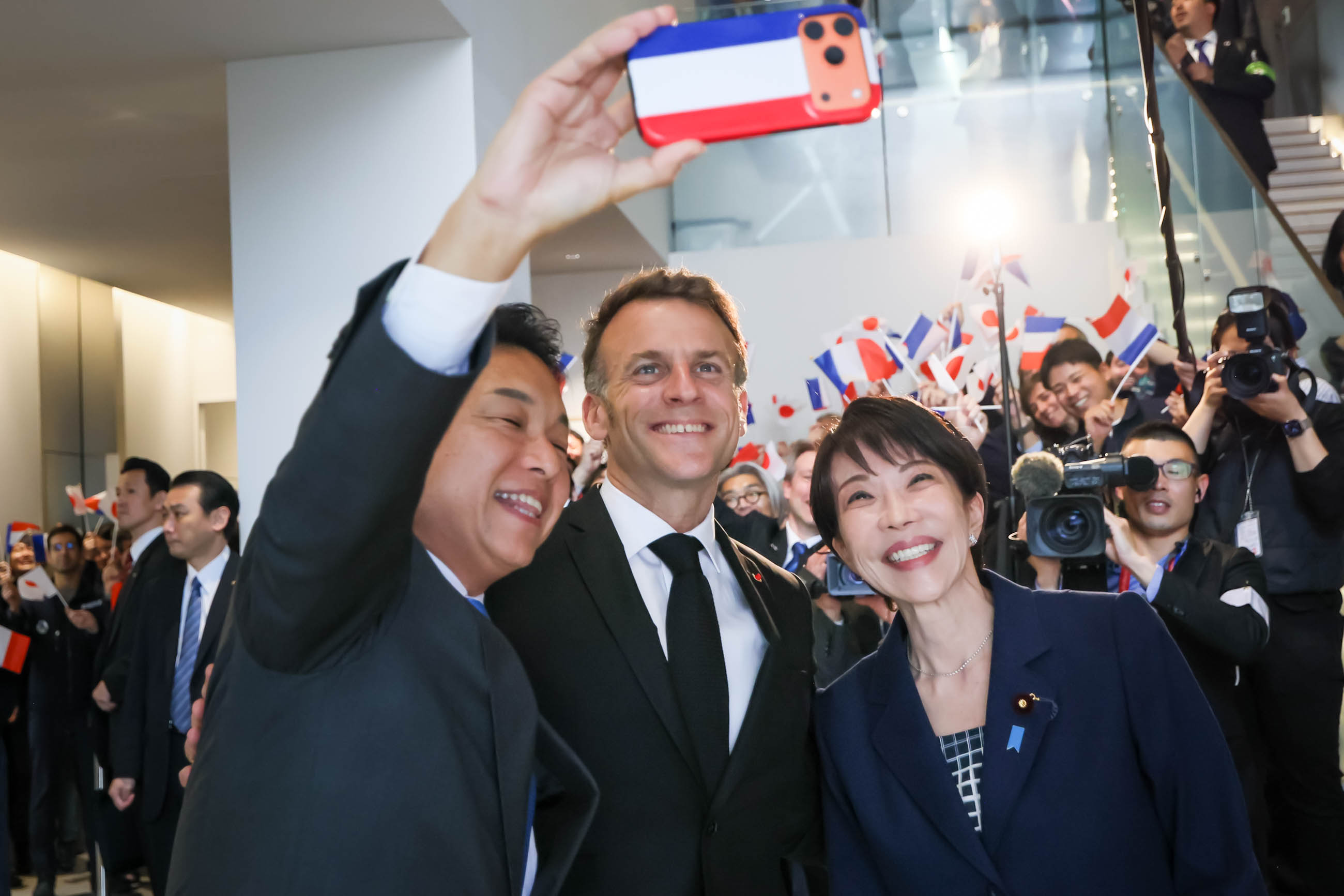 Prime Minister Takaichi welcoming President Macron (2)