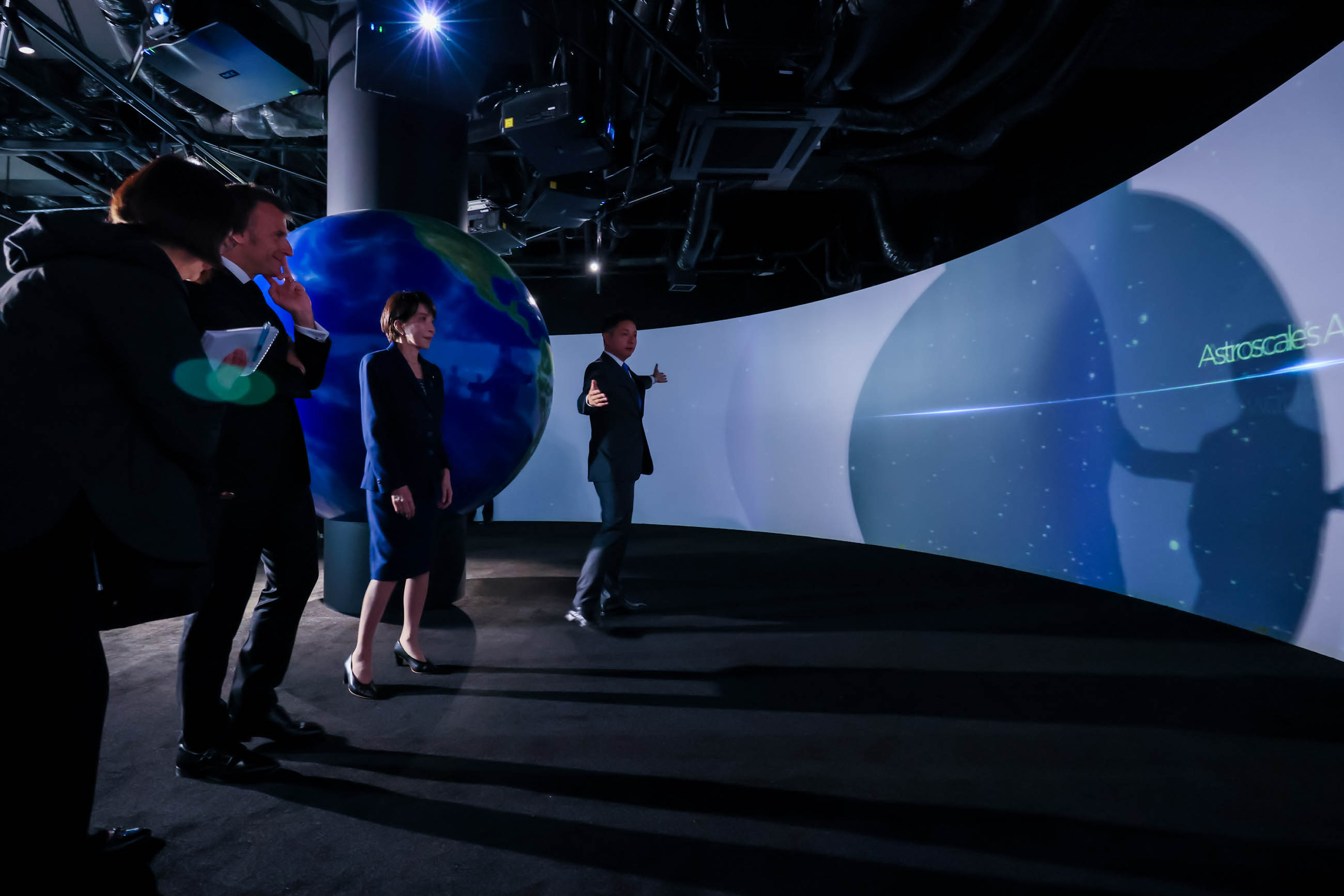 The two leaders observing the facilities (2)