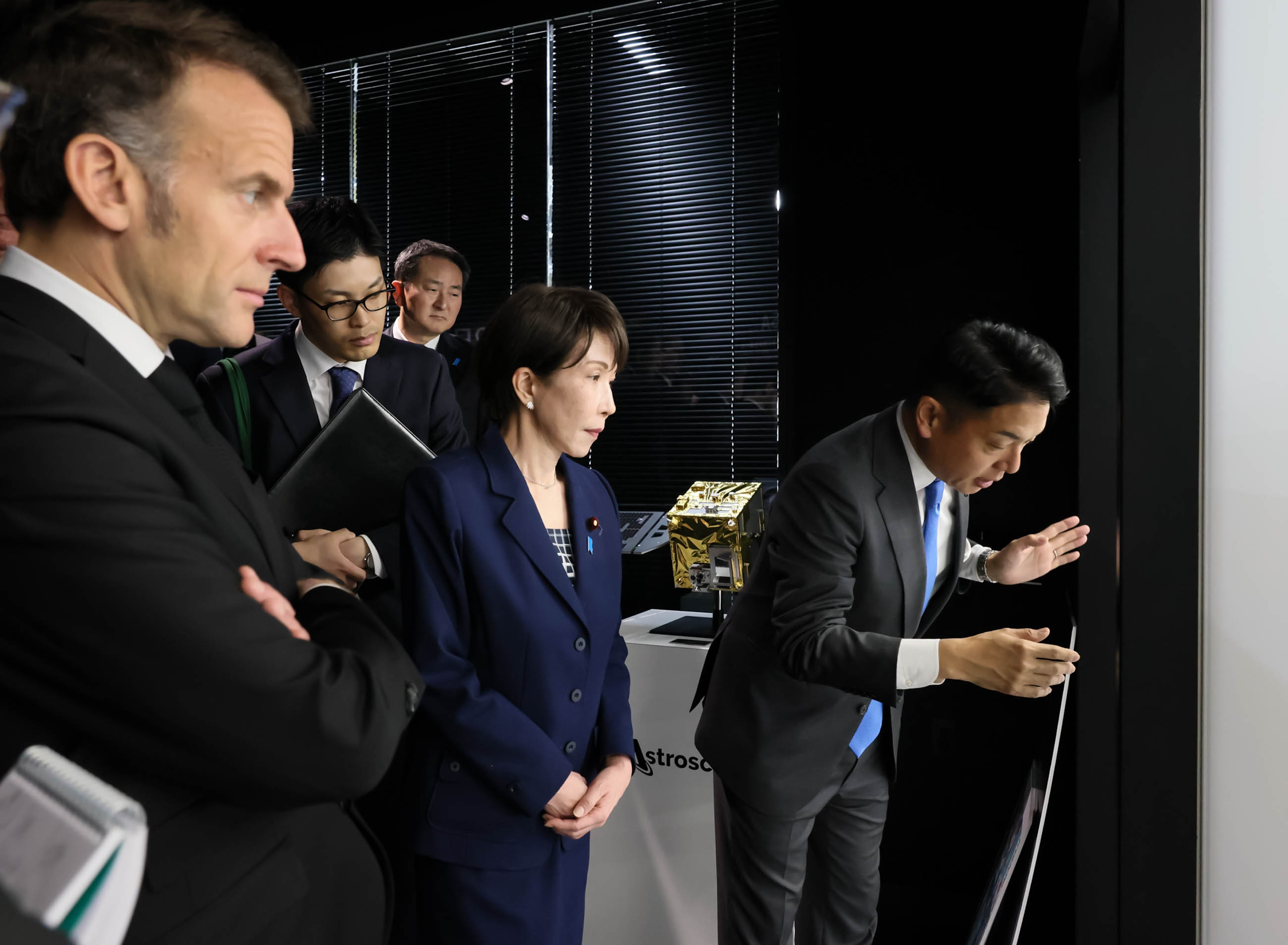 The two leaders observing the facilities (3)