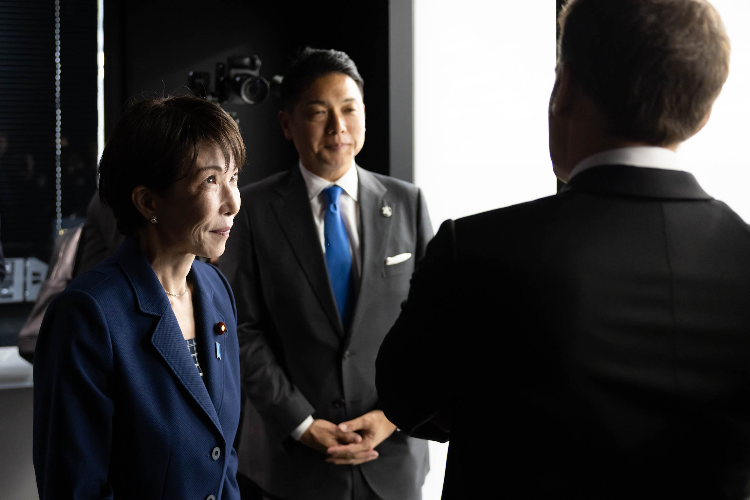 The two leaders observing the facilities (4)