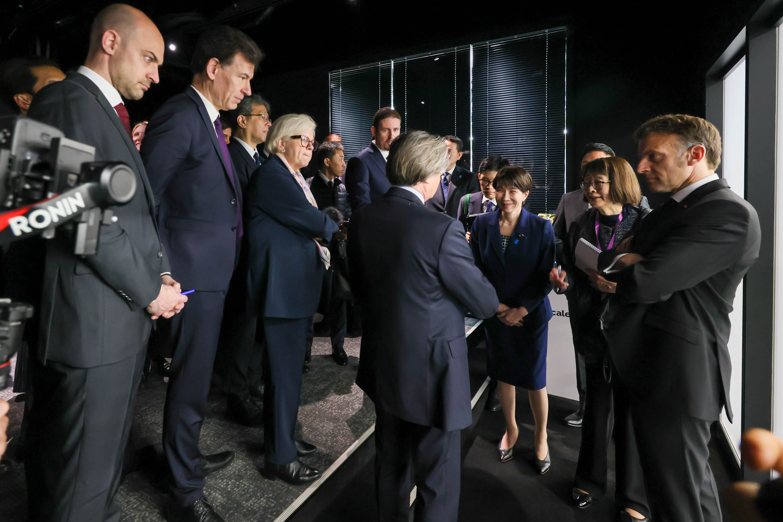 The two leaders observing the facilities (5)