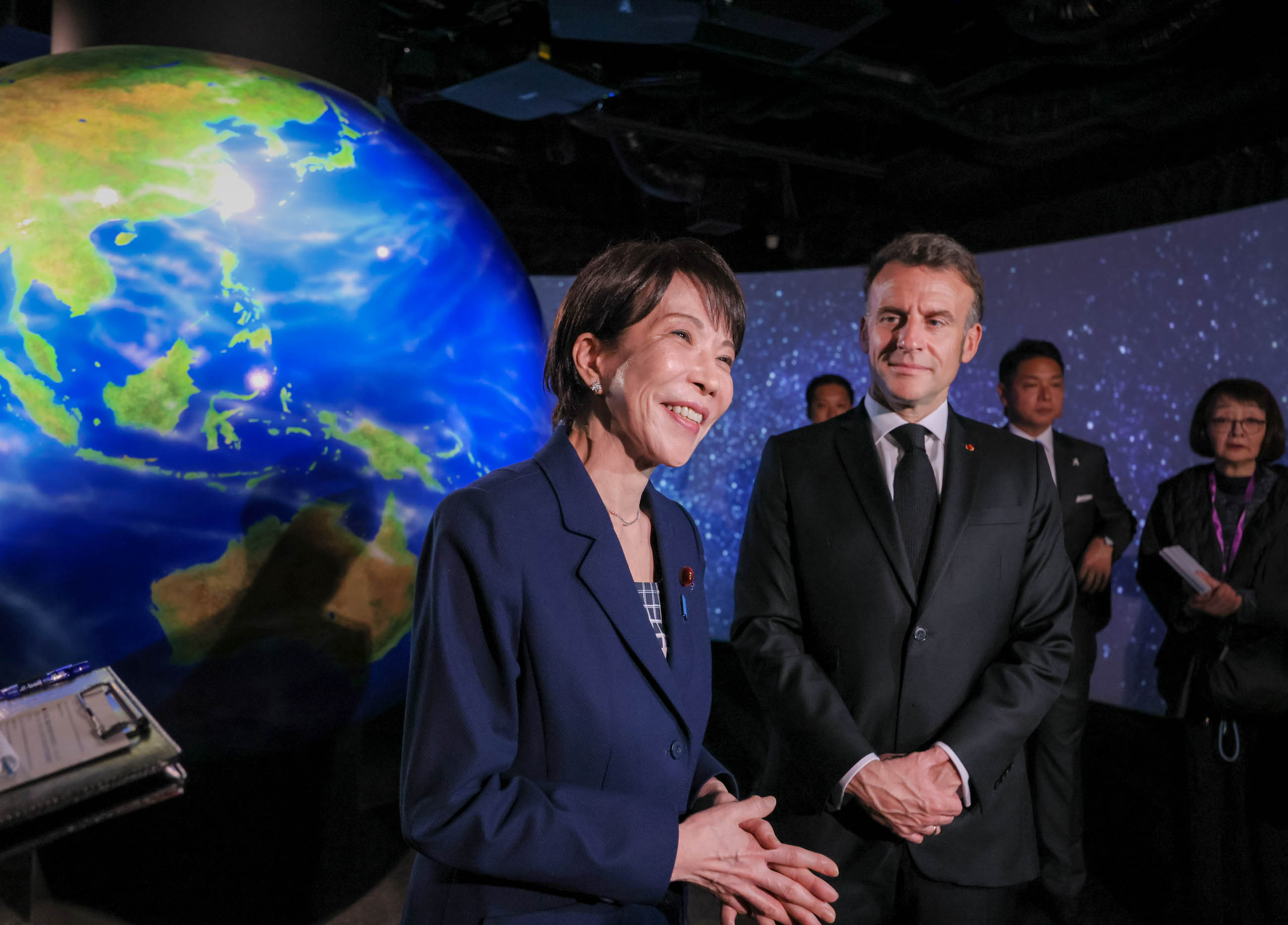 The two leaders observing the facilities (6)