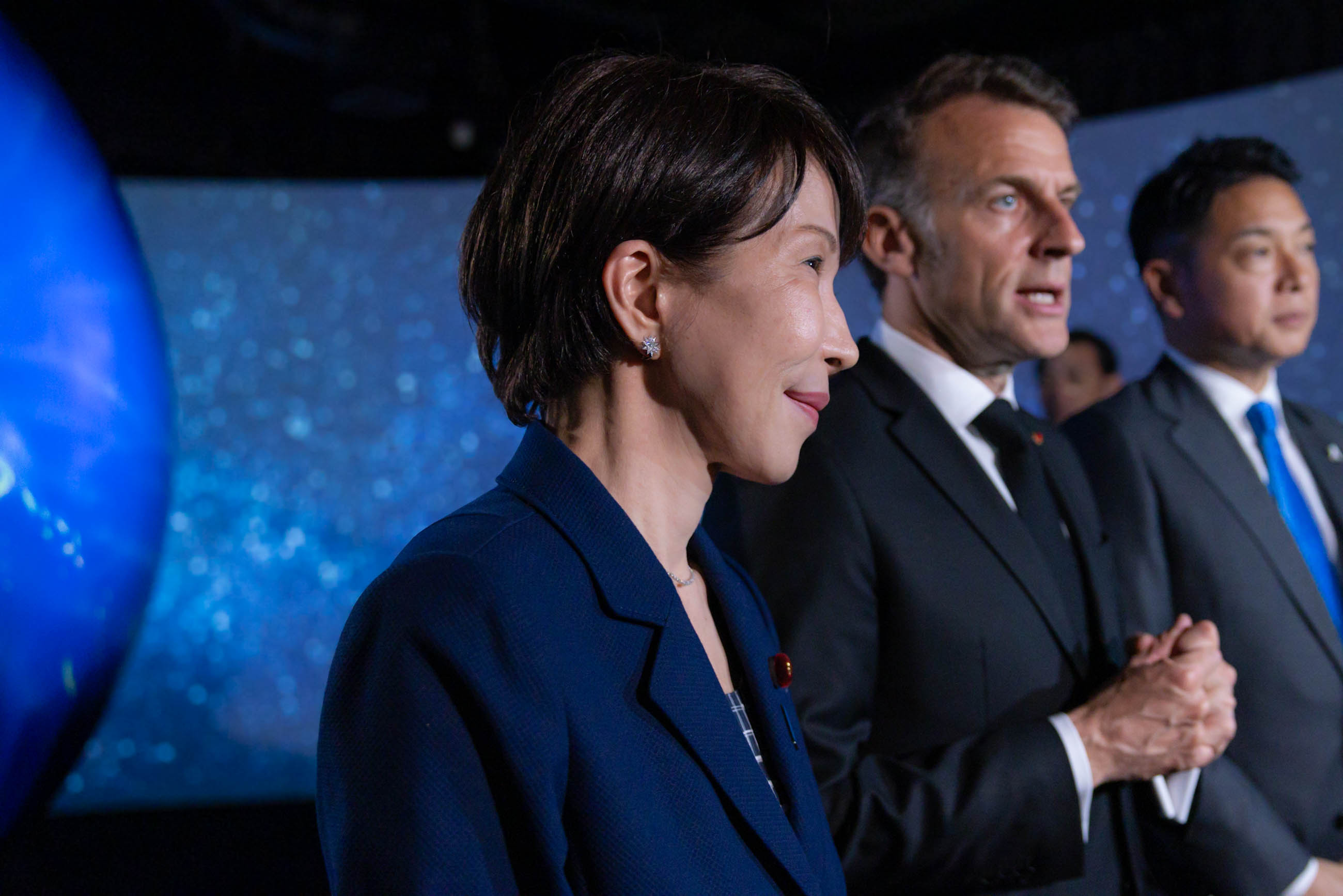 The two leaders observing the facilities (7)