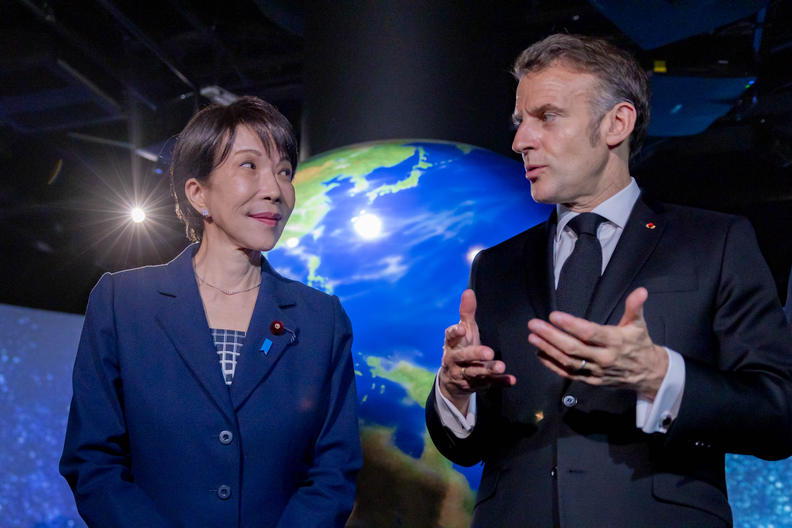 The two leaders observing the facilities (8)