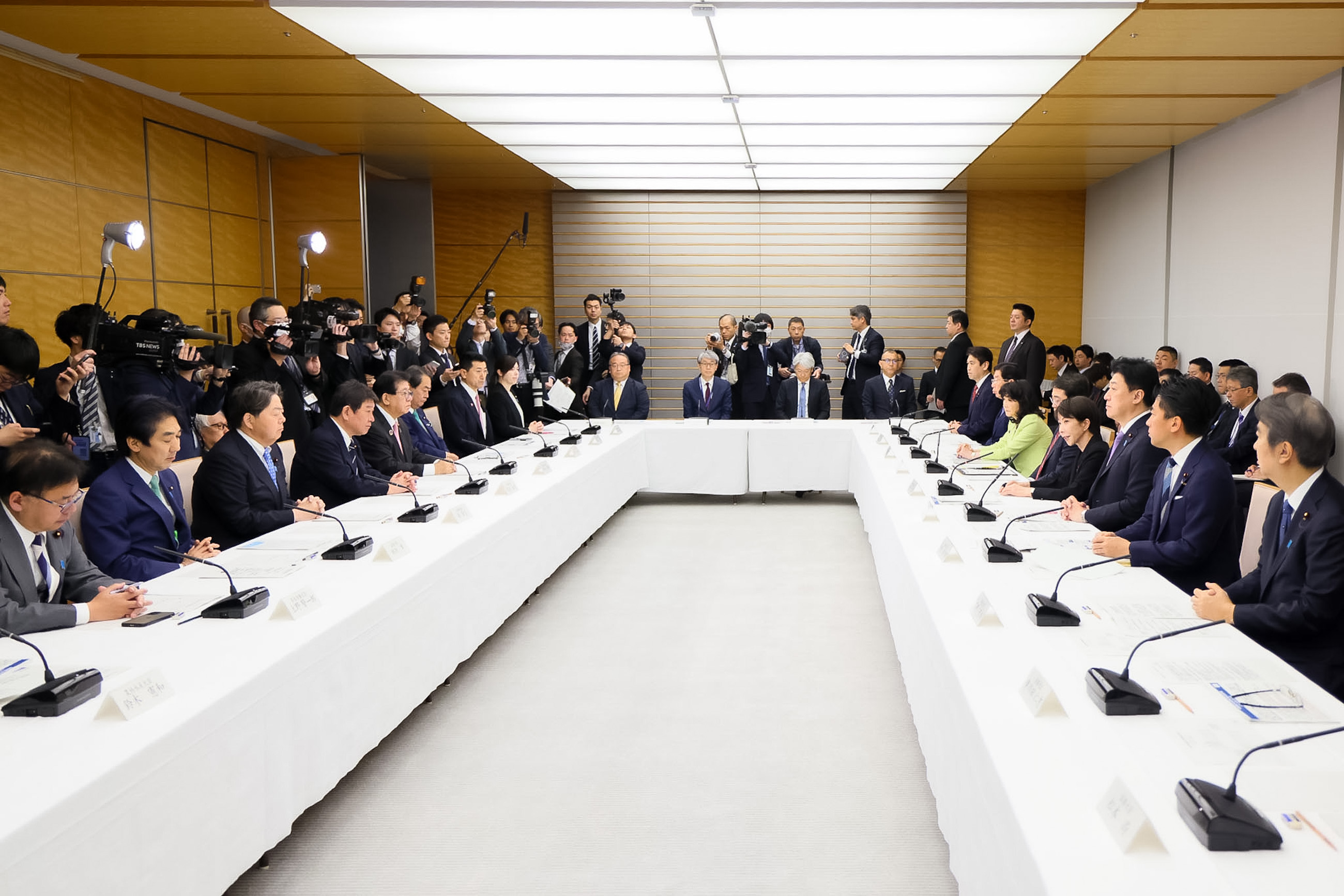 Prime Minister Takaichi wrapping up the meeting (2)