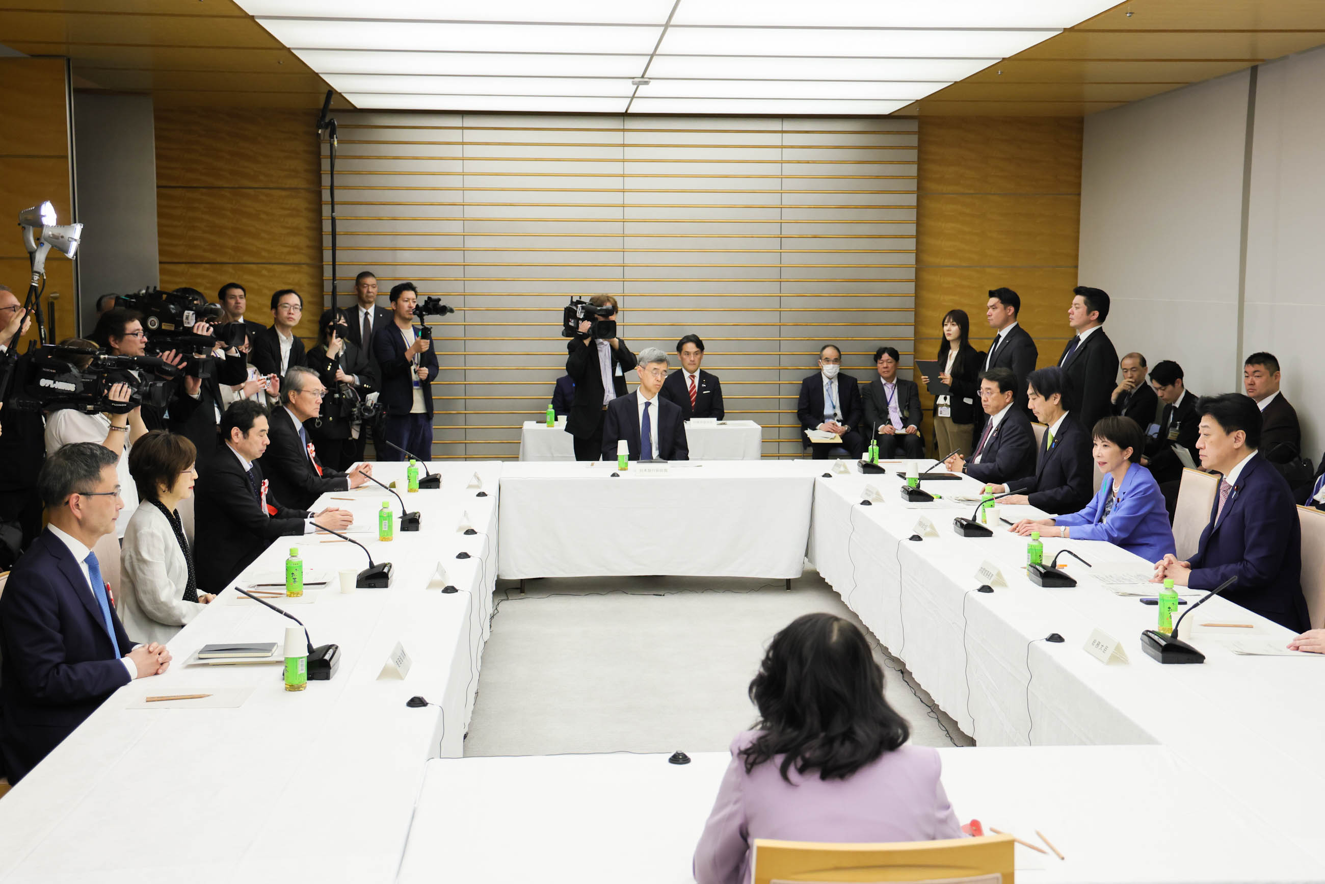 Prime Minister Takaichi wraps up the meeting (2)